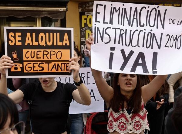 Un centenar de feministas se manifiestan en Madrid contra la gestación subrogada