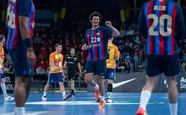 El Barça celebra su título con una exhibición ante el Benidorm