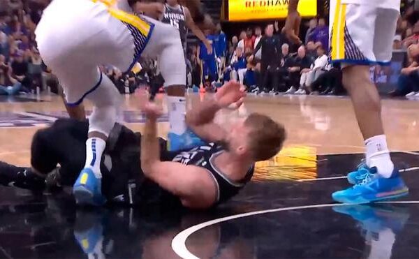 Un partido de suspensión para Draymond Green por pisar en el pecho a Sabonis