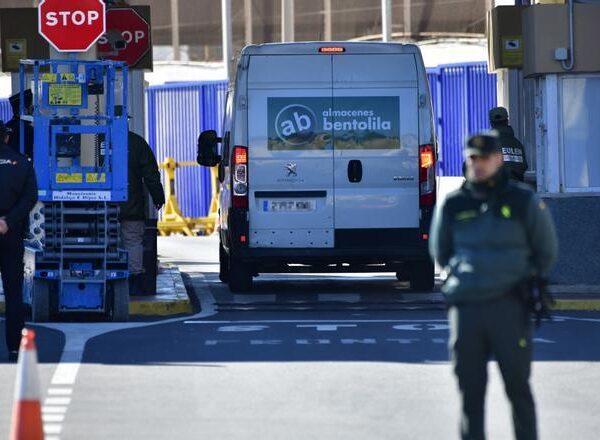 Un intento masivo de salto a la valla de Ceuta obliga a cerrar la frontera