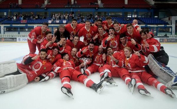 El Jaca se impone al Barça en la final de la Copa del Rey de hockey hielo