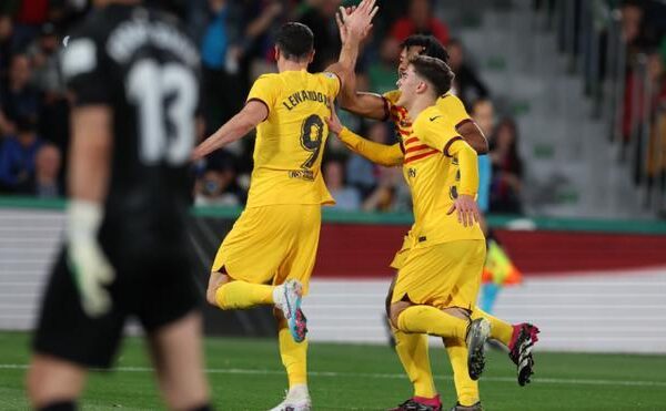 El Barça golea al Elche en una noche de reivindicaciones
