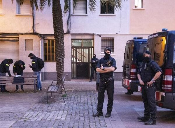 Cinco heridos, uno de ellos grave, en una pelea a espadazos en plena calle en Badalona