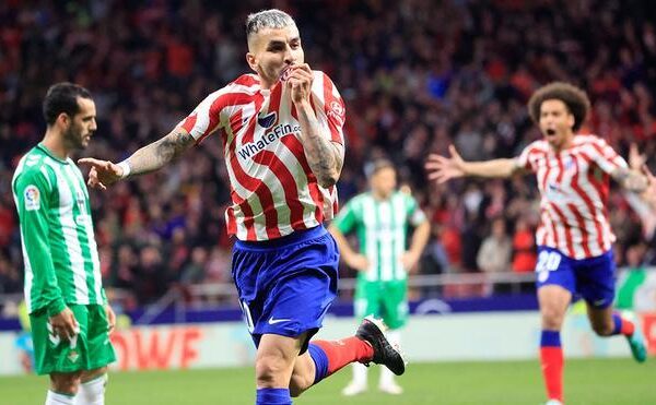 Correa derriba las puertas de la titularidad