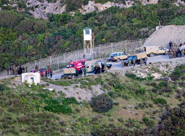 Vox pide levantar un muro en la frontera de Ceuta para evitar intentos asalto