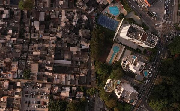 La brecha del agua: mientras los ricos llenan piscinas, los pobres sufren escasez