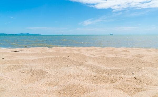 El truco definitivo para retirar la arena de la playa del cuerpo: “Se va en un segundo”