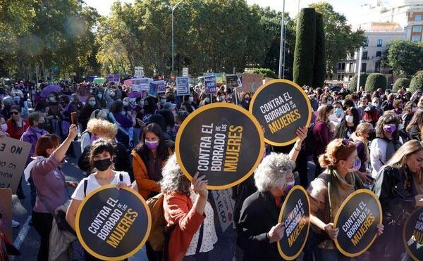 Un acusado de acosar a su expareja en Alicante se cambia de sexo y alega que ahora es mujer