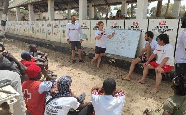 De Alicante a Gambia para enseñar a salvar vidas en el mar