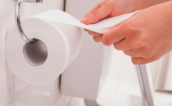 Poner papel higiénico dentro del cubo de basura: adiós al mal olor