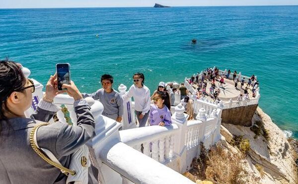 En Benidorm no cabe un alma: los turistas llenan la ciudad
