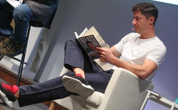 Lewandowski: “Espero poder jugar con Messi la próxima temporada”