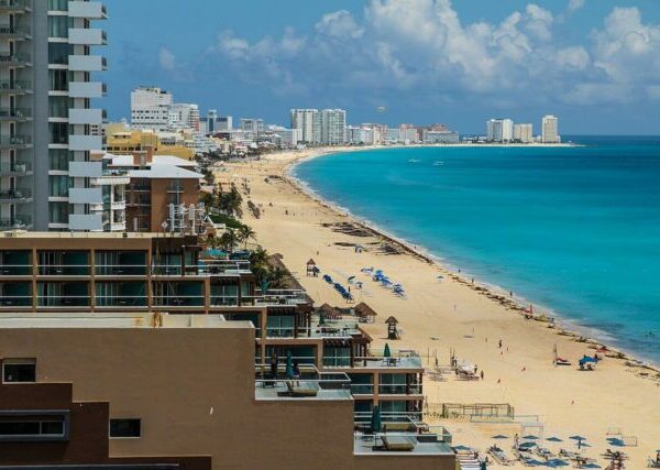 Hoteles de Cancún se quejan de las empresas de agua y electricidad