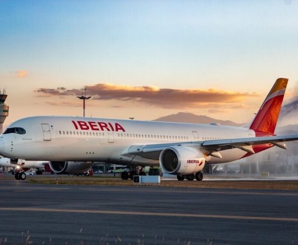 Iberia reduce números rojos al cancelar deuda neta