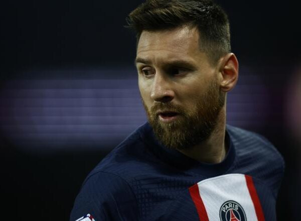El Camp Nou corea el nombre de Messi en el minuto 10