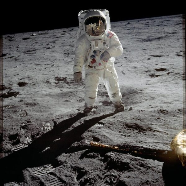 ¿Por qué el traje que usan los astronautas para ir a la Luna es blanco?