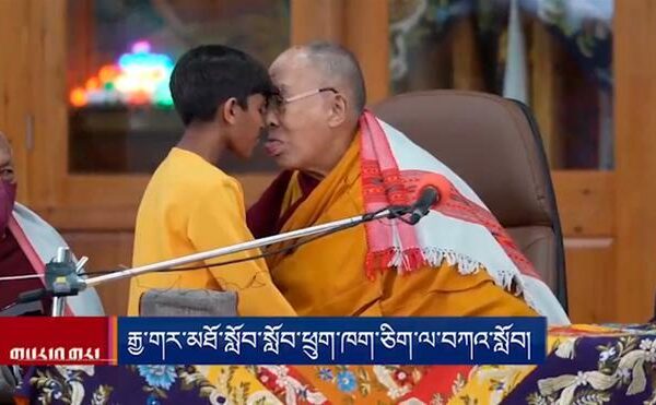 Dalai Lama vuelve al foco mediático tras acariciar a una niña