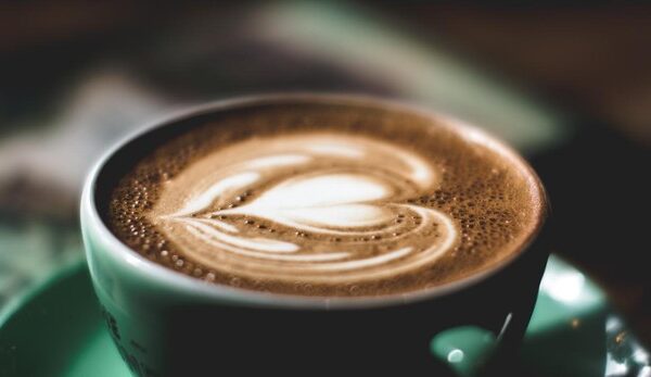 Vitamina C: por qué el café impide su absorción y cómo aprovechar mejor sus beneficios