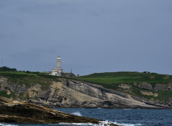 Dos muertos y un desaparecido al naufragar un pesquero en Cantabria