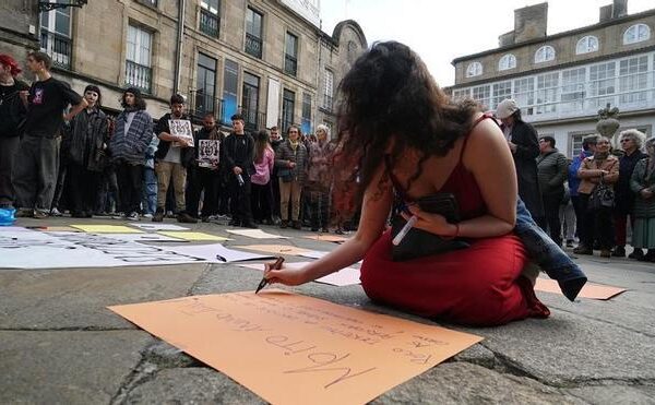 Decenas de personas exigen en Santiago que detengan los electroshocks a Iván: “Hay terapias alternativas”