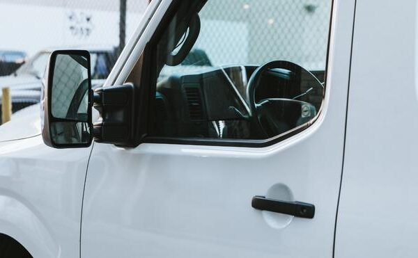 Si ves estas furgonetas de la DGT en la carretera, reduce la velocidad