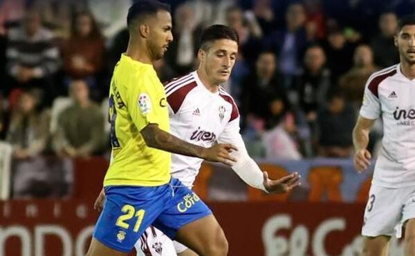 Las Palmas remonta al Albacete a balón parado