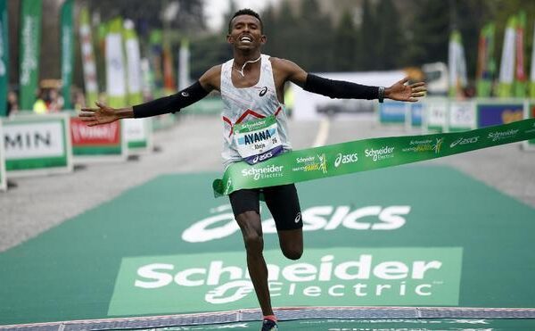 El etíope Ayana y la keniana Kiprop, ganadores del maratón de París