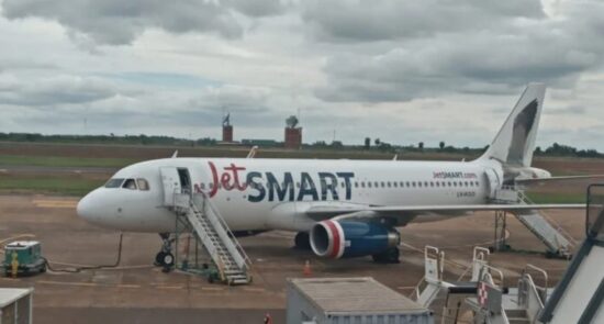 Pasajeros de JetSmart fueron retenidos en el avión por culpa de Aerolíneas Argentinas