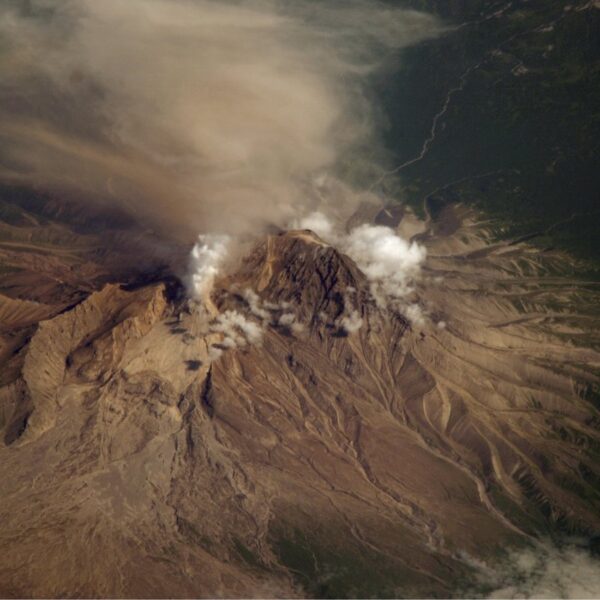 La erupción del volcán ruso Shiveluch amenaza el tráfico aéreo