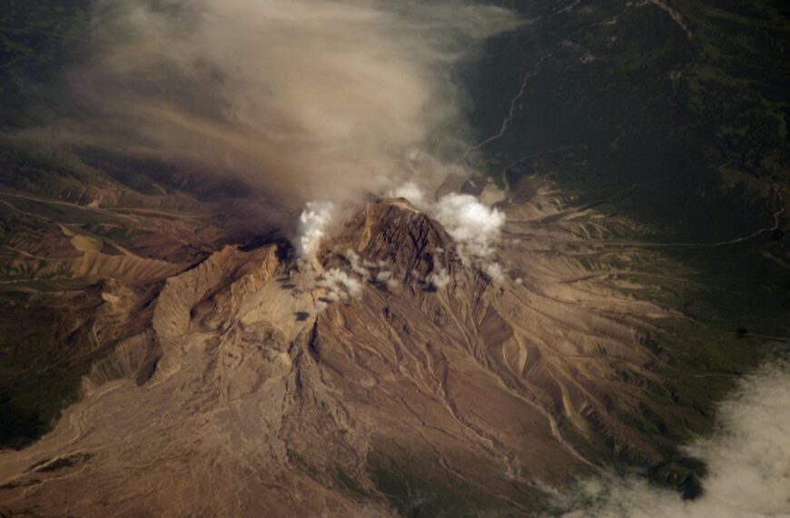 La erupción del volcán ruso Shiveluch amenaza el tráfico aéreo