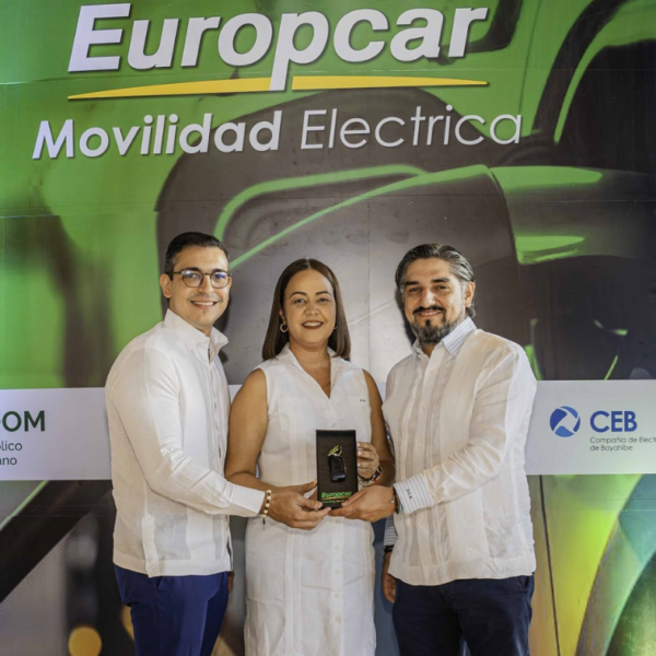 Europcar Dominicana entrega más de 100 unidades eléctricas a CEPM y empresas aliadas