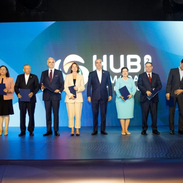 Gobierno dominicano y Amazon Web Services lanzan programa de 50 mil becas para capacitar en inteligencia artificial y computación en la nube