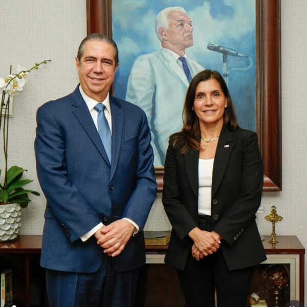Francisco Javier García recibe a la embajadora de Estados Unidos, Leah Francis Campos