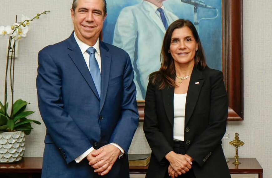 Francisco Javier García recibe a la embajadora de Estados Unidos, Leah Francis Campos