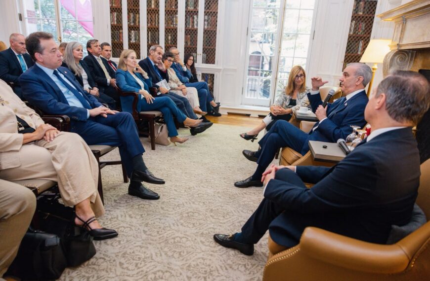 Presidente Abinader presenta a RD ante empresarios internacionales como destino competitivo para nuevas inversiones por su estabilidad, crecimiento económico y expansión de zonas francas; proyecta nuevas oportunidades en semiconductores, turismo, Pedernales y tierras raras