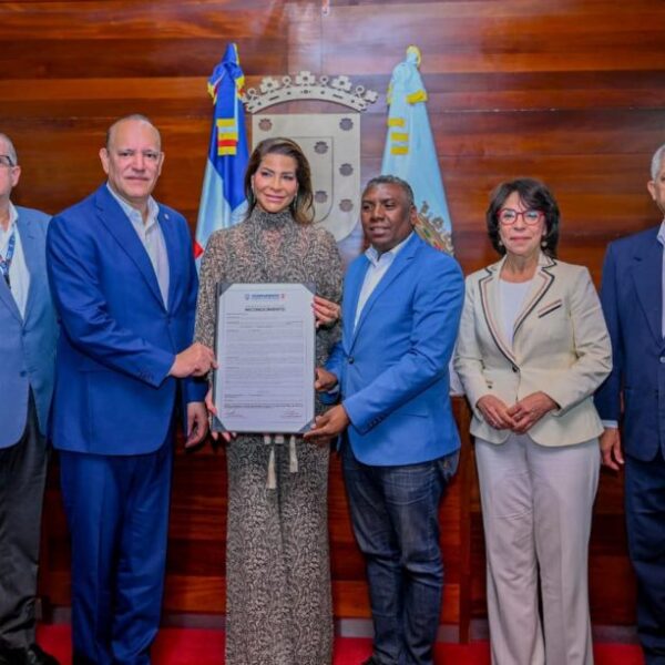 Alcaldía de Santiago reconoce a la filántropa Lucy Doughty por su trayectoria y compromiso social