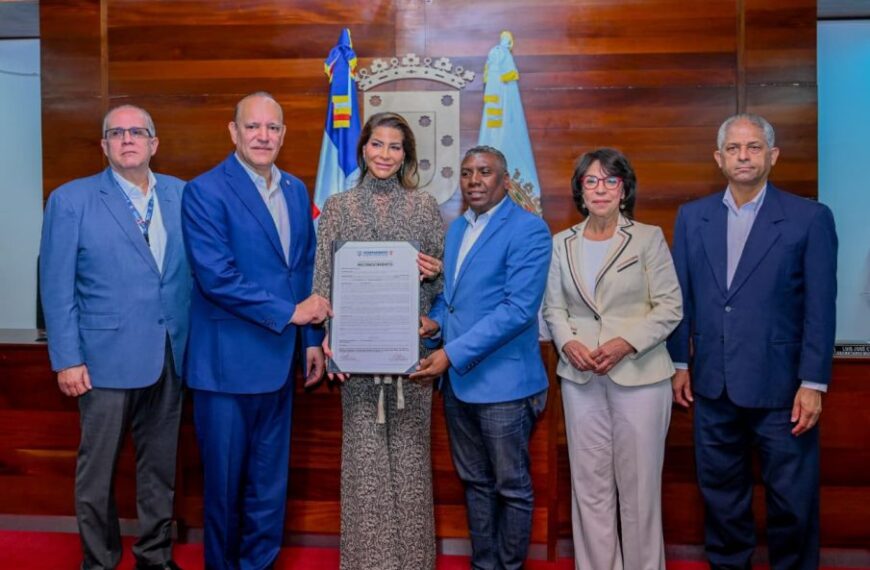 Alcaldía de Santiago reconoce a la filántropa Lucy Doughty por su trayectoria y compromiso social