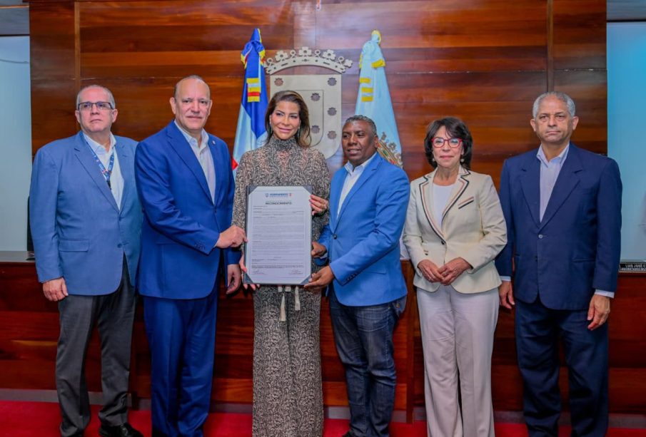 Alcaldía de Santiago reconoce a la filántropa Lucy Doughty por su trayectoria y compromiso social