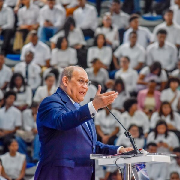 Santos Badía destaca respaldo del Gobierno a política de becas para ampliar oportunidades de formación