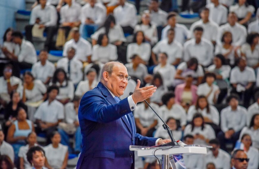 Santos Badía destaca respaldo del Gobierno a política de becas para ampliar oportunidades de formación
