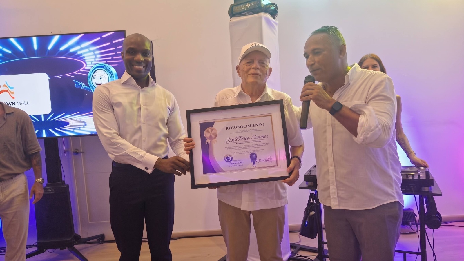 Guía Empresarial RD reúne a empresarios y emprendedores en networking y reconoce a José Tolosa por su trayectoria