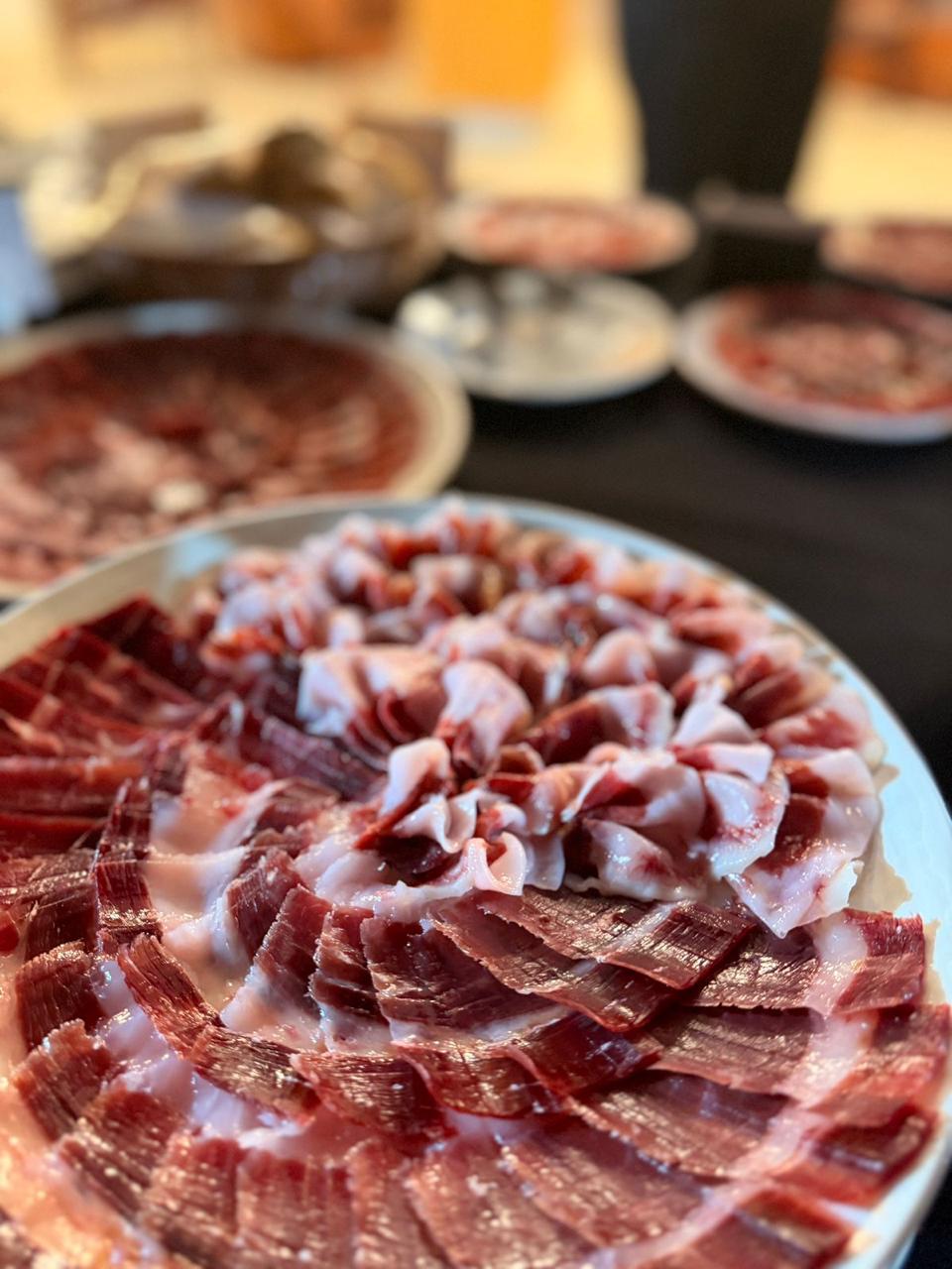 ACICJ celebra su lanzamiento en Punta Cana con jamón cortado a mano… y con mucho cariño