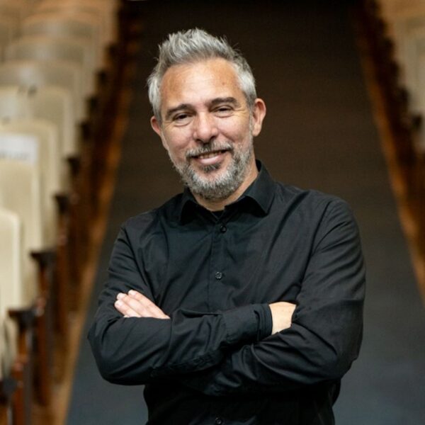 Santiago Serna, ganador del Premio al Educador de Música Latina del Latin GRAMMY 2026
